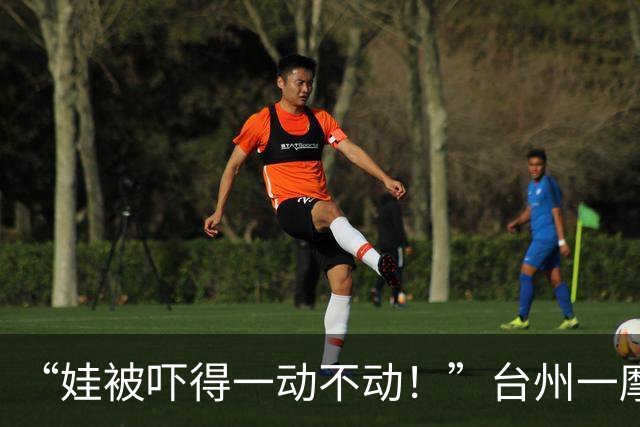 “娃被吓得一动不动！”台州一摩天轮没关门就升空，游客靠在轿厢里坐完全程，园方回应